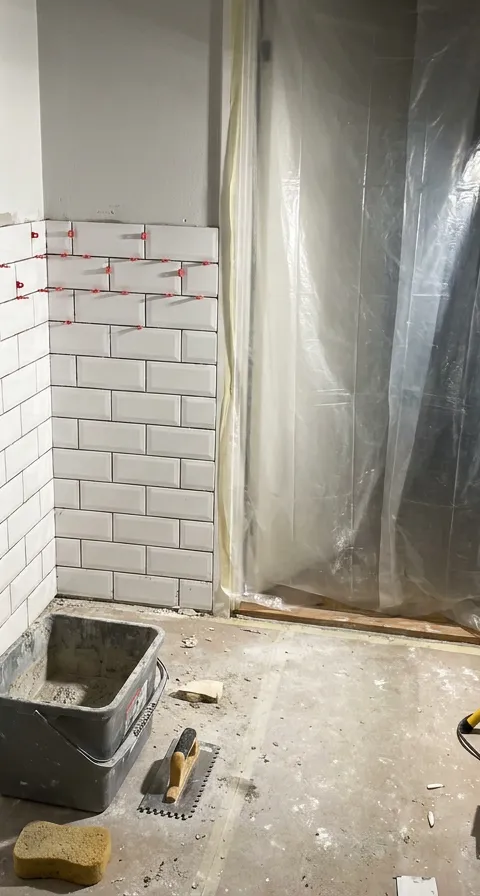 Nykaklad vägg i ett badrum under renovering